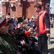 Начальник поезда Андрей Валентинович Малюков знакомится с ветеранами.